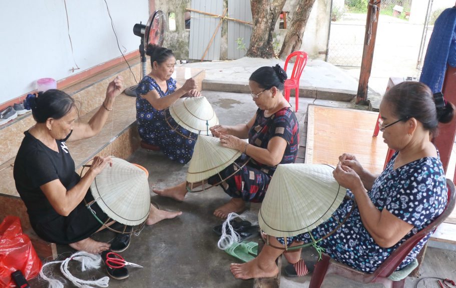 Hà Tĩnh: Nghệ nhân làng nón Đan Du bền bỉ giữ lửa nghề truyền thống